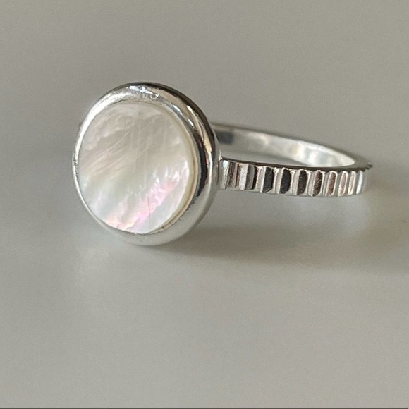 Mother of Pearl Sterling Silver Ring - Picture 3 of 10